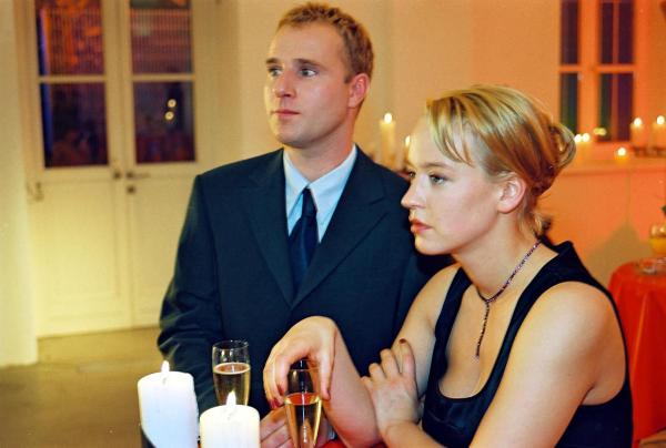 Bild 1 von 8: Beim Absolventenball gesteht Malas (Floriane Daniel, r.) charmanter Begleiter Michael (Arthur Klemt, l.), dass er sich zu Männern hingezogen fühlt.