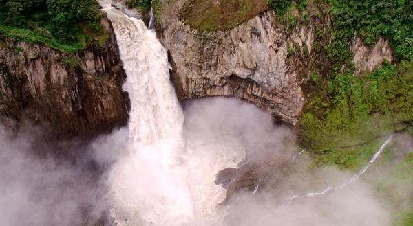 Bild 1 von 4: Der San Raphael ist einer der schönsten Wasserfälle Ecuadors. Seine Wassermassen stürzen 150 m tief die steilen Berghänge hinab.