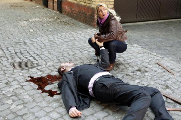 Bild 1 von 13: Als Callgirl Lizzy (Jeanette Biedermann) einen brutalen Mord beobachtet, hat sie nur eine einzige Chance zu überleben. Sie muss im sichersten Ort der Welt Unterschlupf finden: im LKA!