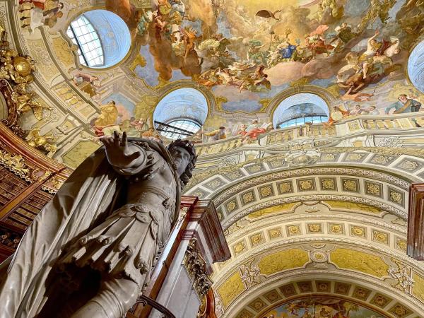 Bild 1 von 14: Im Bild: Prunksaal der Österr. Nationalbibliothek mit der Statue von Kaiser Karl VI.