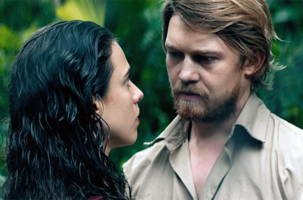 Bild 1 von 2: In einer Hotelbar lernt Trish (Margaret Qualley) den kultivierten britischen Geschäftsmann Daniel (Joe Alwyn) kennen. Sie sieht in ihm ihre Chance, aus Nicaragua zu fliehen.