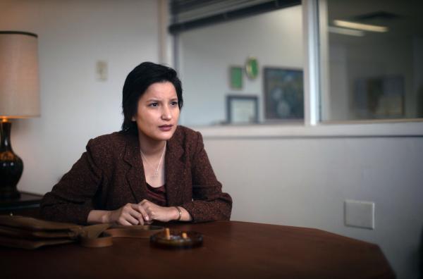 Bild 1 von 3: Esther (Darla Contois) will endlich die Wahrheit über ihre Adoption erfahren.