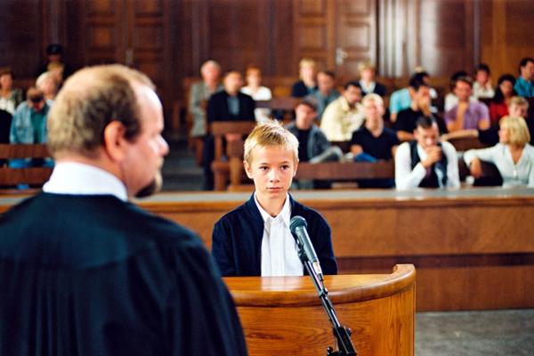 Bild 1 von 12: Tom (Marian Lösch, vorne r.) muss vor Gericht aussagen. Bei wem wird er in Zukunft leben?