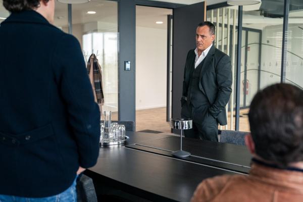 Bild 1 von 9: Im Bild: Die Ermittler Korbinian Kirchner (Jonathan Hutter, l.) und Paul Böhmer (Jürgen Tonkel, r.) befragen den Lebensmittel-Tycoon Gernot Falkenbach (Marcus Grüsser, M.) in seiner Firma.