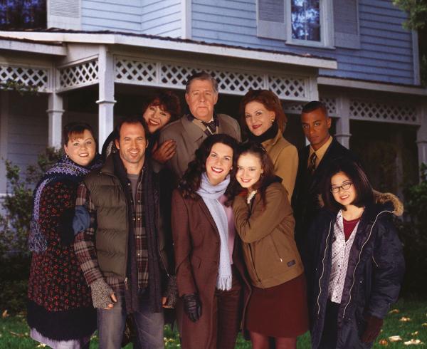 Bild 1 von 14: Bei (hinten v.l.n.r.) Miss Patty (Liz Torres), Richard (Edward Herrmann), Emily (Kelly Bishop), Michel (Yanic Truesdale), (vorne v.l.n.r.) Sookie (Melissa McCarthy), Luke (Scott Patterson), Lorelai (Lauren Graham), Rory (Alexis Bledel) und Lane (Keiko Agena) ist immer was los ...