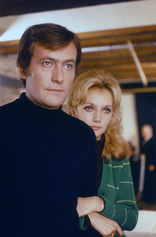 Bild 1 von 4: Durch die Beziehung zu Hélène Lanson (Caroline Cellier), der Kronzeugin der Fahrerflucht, bekommt Charles Thénier (Michel Duchaussoy) unerwartet Zugang zur Familie des Hauptverdächtigen.