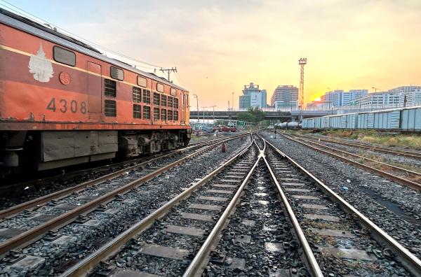 Bild 1 von 4: Morgens am Bahnhof Thonburi im Westen von Bangkok: Hier starten die Züge, die auf der Strecke der sogenannten Todeseisenbahn fahren.