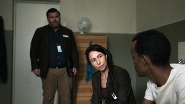 Bild 1 von 5: Betreuer Dennis (Mathias Lithner, l.) und Einrichtungsleiterin Pernilla (Sandra Medina, M.) suchen das Gespräch mit Ibraahin (Nasir Farah Dhagole, r.).