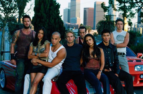 Bild 1 von 18: In der Szene ist Dominic (Vin Diesel, 3.v.l.) der ungekrönte König mit der hübschesten Freundin und den meisten Pferdestärken unter der Motorhaube. Bis eines Tages der junge Brian O'Conner (Paul Walker, 4.v.l.) auftaucht und diese Vormachtstellung gefährdet ...