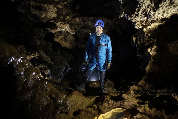 Bild 1 von 15: Reise ins Innere der Alpen: Uli Kunz in der Quellhöhle des Schwarzbachs bei Berchtesgaden.