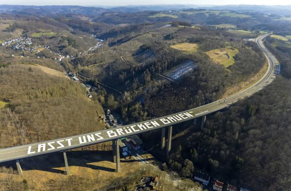 Bild 1 von 3: Trotzdem: es gibt wohl keine Region, die sich so sehr mit einer Autobahn identifiziert wie die Menschen hier im südlichen Westfalen. Denn erst mit dem Bau der Sauerlandlinie kam der Wohlstand in die Region und machte das Sieger- und Sauerland zum \