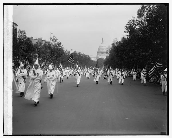 Bild 1 von 3: In den 1920er Jahren hatte der Ku-Klux-Klan bis zu vier Millionen Mitglieder. Die Rassisten demonstrierten sogar unbehelligt in der US-Hauptstadt Washington.