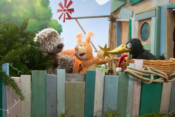 Bild 1 von 1: Ella (Anna Menzel) und Rudi (Lennart Morgenstern) wollen einen besonderen Glitzerbaum zu Weihnachten. Aber bald geht alles schief und Rudis Schabel steckt im Weihnachtsstern. Kann Buffo (Ulli Voland) nicht helfen?
© ZDF/Zia Ziarno - Honorarfreie Verwendung gemäß AGB im redaktionellen Zusammenhang mit genannter Sendung bei Nennung \