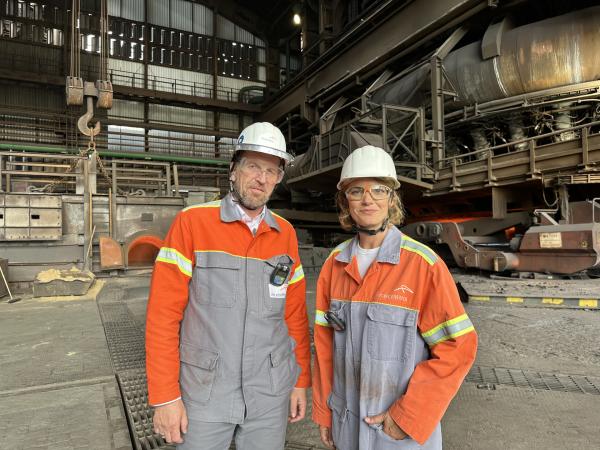 Bild 1 von 7: Presenterin Lena Ganschow mit Arbeitsdirektor Michael Hehemann von ArcelorMittal in Bremen vor dem Hochofen, der durch einen Elektrolichtbogen-Ofen ersetzt wird.