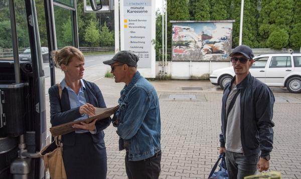 Bild 1 von 6: Irma (Lisa Wagner), Richy (Georg Friedrich), Tom (Christopher Schärf). Die Gauner kapern den Bus.