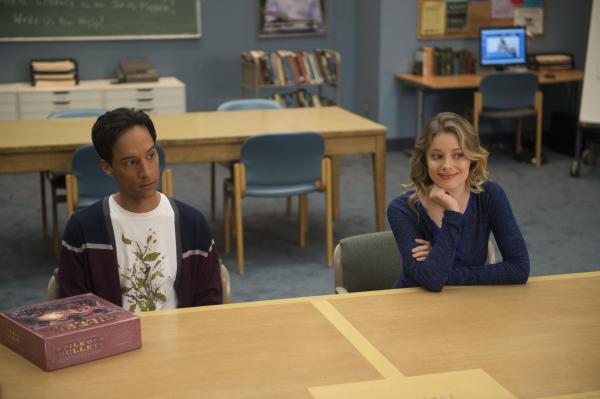 Bild 1 von 16: Während Abed (Danny Pudi, l.) mit Annie darüber streitet, wer ihren neuen Mitbewohner bestimmen darf, wird Britta (Gillian Jacobs, r.) zum Dealer von Chemie-Büchern ...