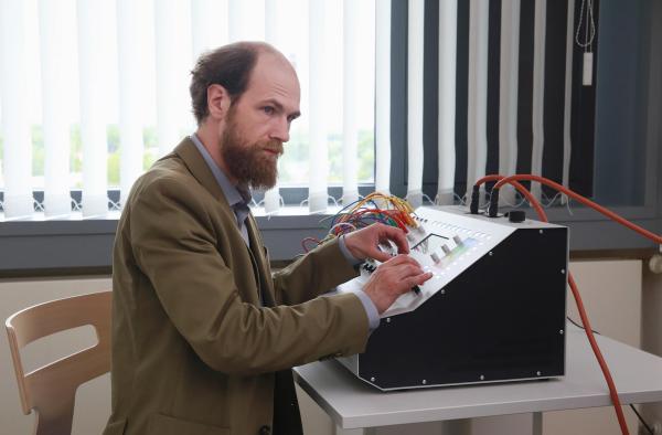 Bild 1 von 15: Im Bild: Dr Schneider (Robert Gwisdek).