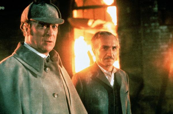 Bild 1 von 5: Um die Lösung eines Falls für die Öffentlichkeit glaubhaft zu machen, engagiert Dr. Watson (Ben Kingsley, re.) den gescheiterten Schauspieler Reginald Kincaid (Michael Caine, li.) als Sherlock Holmes.