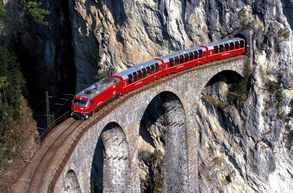 Bild 1 von 4: Der Bernina Express fährt über das Landwasserviadukt: Noch heute muss der Lokführer auf dieser Strecke wachsam sein -- denn damals wie heute sind das Wetter und die Berge immer für eine Überraschung gut.