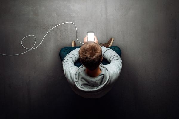 Bild 1 von 5: Über Smartphone haben Kinder und Jugendliche heute leicht Zugang zu Inhalten, die eigentlich nicht für sie bestimmt sind. Wie können sie davor geschützt werden?