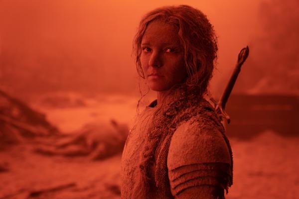 Bild 1 von 5: Galadriel (Morfydd Clark) überlebt das von Waldreg verursachte Inferno.
