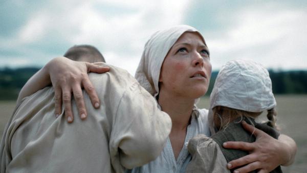 Bild 1 von 4: Im Bild: Bauersfrau mit ihren Kindern.