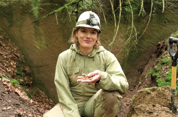 Bild 1 von 8: Vielleicht liegt die Lösung für die weltweite Antibiotikakrise in der Erde unter unseren Füßen. Lena Ganschow geht diesem und anderen möglichen Auswegen nach.