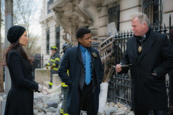 Bild 1 von 3: In Morlands Büro geht eine Bombe hoch. Watson (Lucy Liu, l.) und Holmes halten Moriartys Organisation für den Drahtzieher. Doch sie beschließen, das lieber vor Captain Gregson (Aidan Quinn, r.) und Detective Bell (Jon Michael Hill, M.) geheim zu halten und ermitteln auf eigene Faust ...