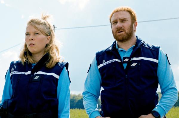 Bild 1 von 3: Philippe (Michaël Abiteboul, re.) glaubt nicht, dass es bei dem Autounfall mit rechten Dingen zuging. Stéphane (India Hair, li.) teilt seinen Verdacht nicht.