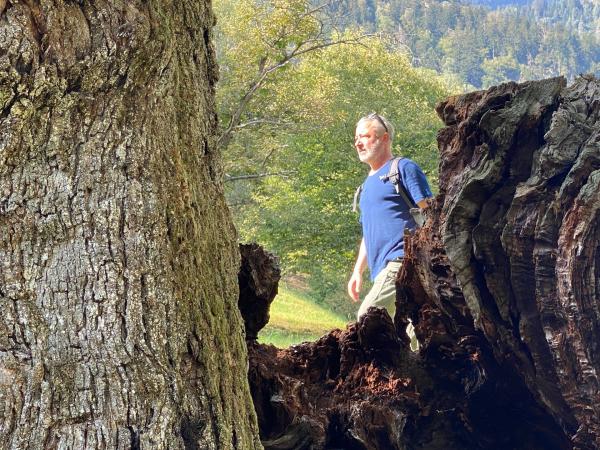 Bild 1 von 4: Renato Spieler beim Abschreiten des Drehorts.