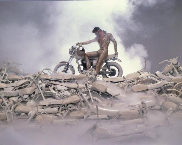 Bild 1 von 4: Mit seinen Motorrad-Kunststücken macht der geheimnisvolle Lone Rider (Maxwell Caulfield) ganz schön Furore ...