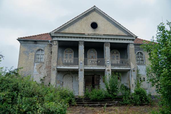 Bild 1 von 6: Sowjetischer Baustil. In Rechlin an der Müritz wird für die Soldaten Anfang der 1950er-Jahre ein Kino gebaut.