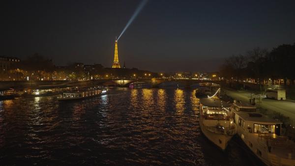 Bild 1 von 5: Die Boote auf der Seine sind eine beliebte Partylocation.