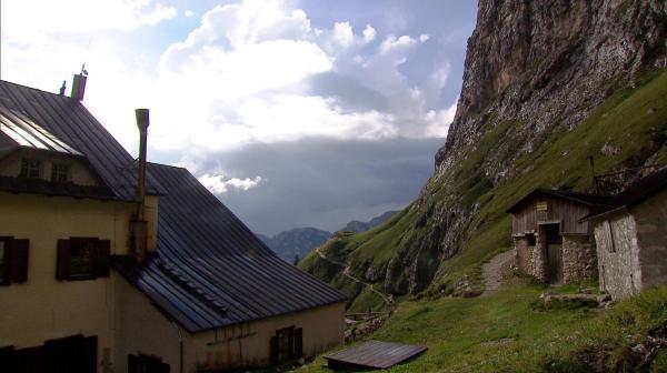 Bild 1 von 8: Im Bild: Einer der schönsten Wege hinein in das Rosengartengebirge führt vom Bergdorf Tiers durch das Tschamintal herauf zur Grasleitenhütte.