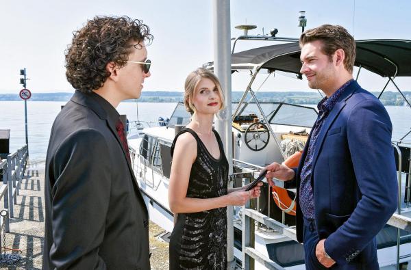 Bild 1 von 6: Im Bild: Alex Jessen (Oliver Konietzny, li.) und Jana Siebel (Nina Brandt, mi.) nehmen Jakob Frings (Max König, re.) zu einem geheimnisvollen \