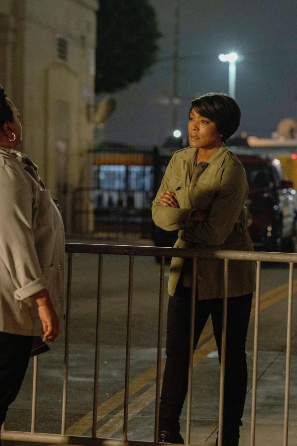 Bild 1 von 19: Athena Grant (Angela Bassett)