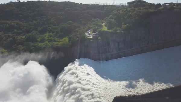 Bild 1 von 4: Das Wasserkraftwerk Itaipú an der Grenze zwischen Paraguay und Brasilien zählt zu den größten seiner Art.