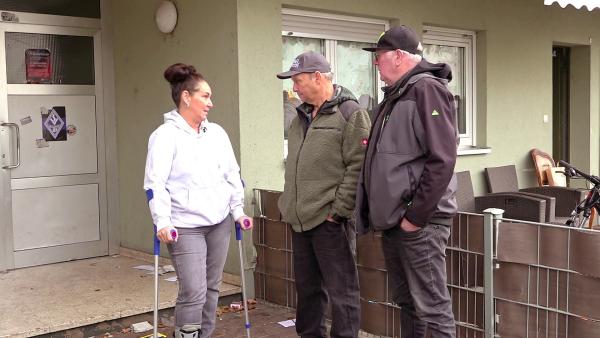 Bild 1 von 2: Hausmeister Michael (Mi.) und Kumpel Lothar sind gekommen, um Ela zu helfen