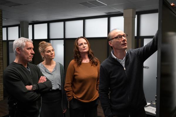 Bild 1 von 7: Matthias Hamm (Ralph Herforth, l.), Alwa Sörensen (Lisa Werlinder 2.v.l.), Jana Winter (Natalia Wörner, 2.v.r.) und Arne Brauner (Martin Brambach, r.) ermitteln in einem Todesfall.