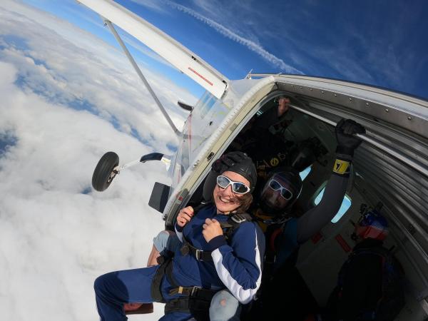Bild 1 von 6: Im Bild: Esther mit Tandem Master Freddie kurz vorm Sprung.