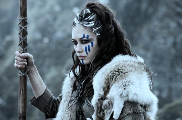 Bild 1 von 3: Die stumme Piktin Etain (Olga Kurylenko) gibt vor, mit den Römern zu sympathisieren.