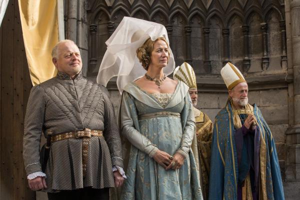 Bild 1 von 7: Baron Rivers (Robert Pugh, l.), Jacquetta Woodville (Janet McTeer, 2.v.l.)