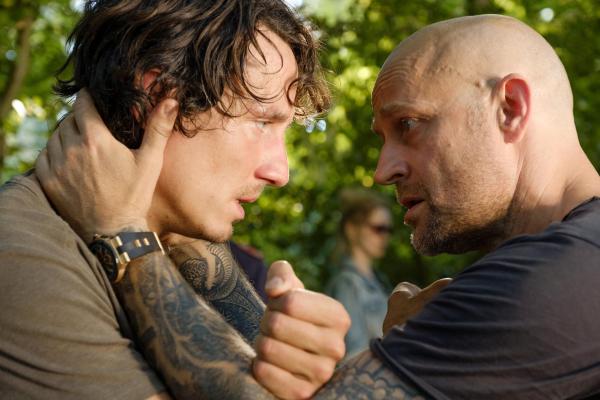 Bild 1 von 27: Im Bild (v.li.): Laurence Rupp (Max Broll), Jürgen Vogel (Kai Baroni).