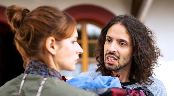 Bild 1 von 4: Albert (Alessio Hirschkorn, r.) erfährt von Celines (Ana-Carolina Kleine, l.) Ausrutscher mit Dr. Schröder.