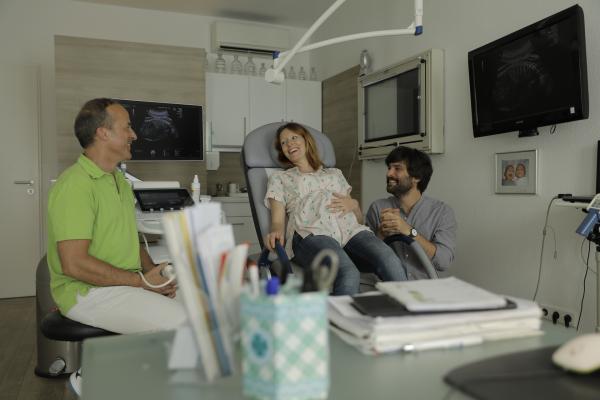 Bild 1 von 3: Nina (Lavinia Wilson, M.) und Jannos (Jasin Challah, r.) erfahren beim Ultraschall, dass sie einen Jungen bekommen werden.