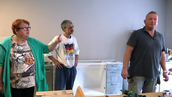 Bild 1 von 3: Bei Carmen und Dieter nimmt die neue Küche derweil immer mehr Gestalt an. Die Renovierung des Raumes ist abgeschlossen, jetzt geht es an den Aufbau der Möbel. Zum Glück steht Christian der Familie nicht nur mit Rat, sondern vor allem auch mit Tat zur Seite.