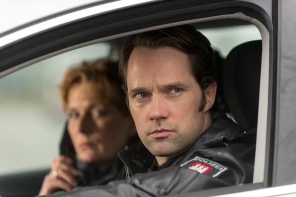 Bild 1 von 13: Mattes (Matthias Schloo, r.) und Claudia (Janette Rauch, l.) sind auf Streife, als sie die Suchmeldung des vermissten Babys erreicht.