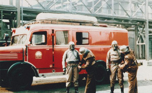 Bild 1 von 7: In den Buna-Werken bei Leipzig kommt es 1990 zu einer schweren Explosion. Einer der maroden Karbidöfen fliegt in die Luft. Fünf Menschen verlieren ihr Leben.