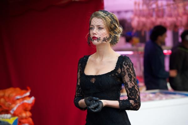 Bild 1 von 7: Nicola Six (Amber Heard)