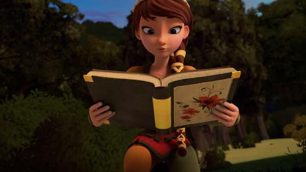 Bild 1 von 3: Lisa betrachtet ein Herbarium.